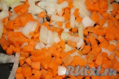 Для приготовления зажарки морковь и репчатый лук очистить, нарезать маленькими кубиками (по желанию морковь можно натереть на крупной тёрке). Обжарить минут 7-10 в небольшом количестве растительного масла до полуготовности, не забывая помешивать.
