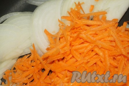 Репчатый лук и морковь очистить, лук нарезать полукольцами, а морковь натереть на крупной тёрке. Выложить овощи на сковороду в разогретое растительное масло и обжарить в течение 7-10 минут, иногда помешивая, до румянца.
