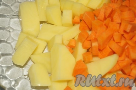 Очищенный картофель нарезать небольшими кусочками. Очищенную морковь нарезать маленькими кубиками или натереть на крупной тёрке. Морковку и картошку добавить в суп к фрикаделькам и варить на маленьком огне минут 15.
