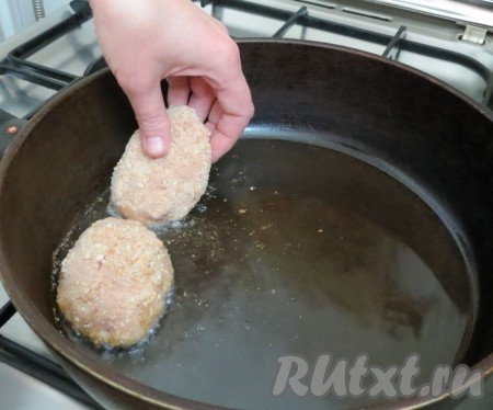 Запанированные котлеты выкладываем на сковороду в разогретое растительное масло (чтобы не обрызгать себя горячим жиром, выкладываем их от себя).
