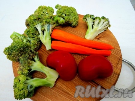 Для приготовления заливного нам понадобятся такие овощи: брокколи, перец, морковь.
