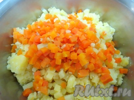 Картофель и морковь нарезаем мелкими кубиками.
