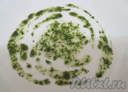 Чтобы красиво оформить тарелку берём зелень (у нас по 2 веточки базилика, петрушки и укропа). В небольшое количество подсолнечного масла отправляем зелень и пробиваем блендером. Затем маслом с зеленью наносим на тарелке узоры.
