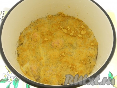Затем накрыть помидоры марлей, сложенной в 3-4 раза, придавить, чтобы марля намокла и посыпать сверху сухой горчицей.