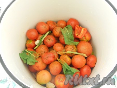Далее выкладывать следующие слои помидоров, перекладывая чесноком, листом хрена и посыпая укропом и перцем. Между помидорами разместить половинки сладкого болгарского перца.