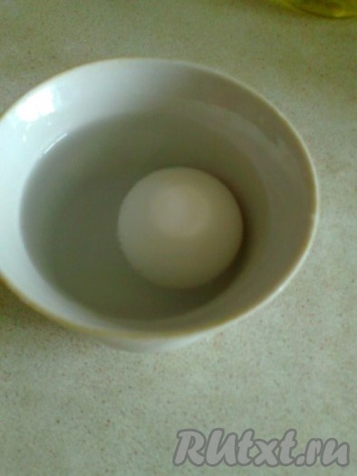 В составляющие майонеза можно добавить горчицу и по желанию уменьшить количество сахара, соли и уксуса (уксус можно заменить лимонным соком). Подготовим продукты. Сначала моем яйцо с водой и мылом. Чтобы более тщательно вымыть яйцо, можно опустить его в раствор соды (1 чайную ложку залить 1 столовой ложкой кипятка, долить холодной или теплой водой до объема кружки) и оставить на 20 минут (сода хорошо проникает в поры яйца и помогает вымыть бактерии). По истечении 20 минут надо еще раз тщательно вымыть яйцо с водой и мылом.
