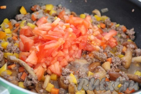 Помидоры мелко нарезать, по желанию можно снять с помидора шкурку. Добавить помидоры в сковороду и перемешать.