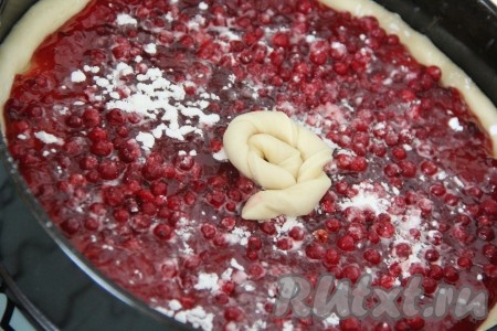 Выложить жгутики в круговую, начиная с середины дрожжевого пирога с вареньем.
