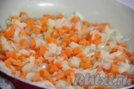Добавить морковь к луку и перемешать. Обжарить овощи в течение 5-7 минут, иногда помешивая.