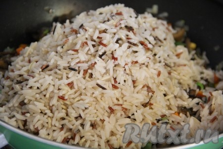 Затем добавить сваренный рис. Посолить и добавить специи по вкусу. 