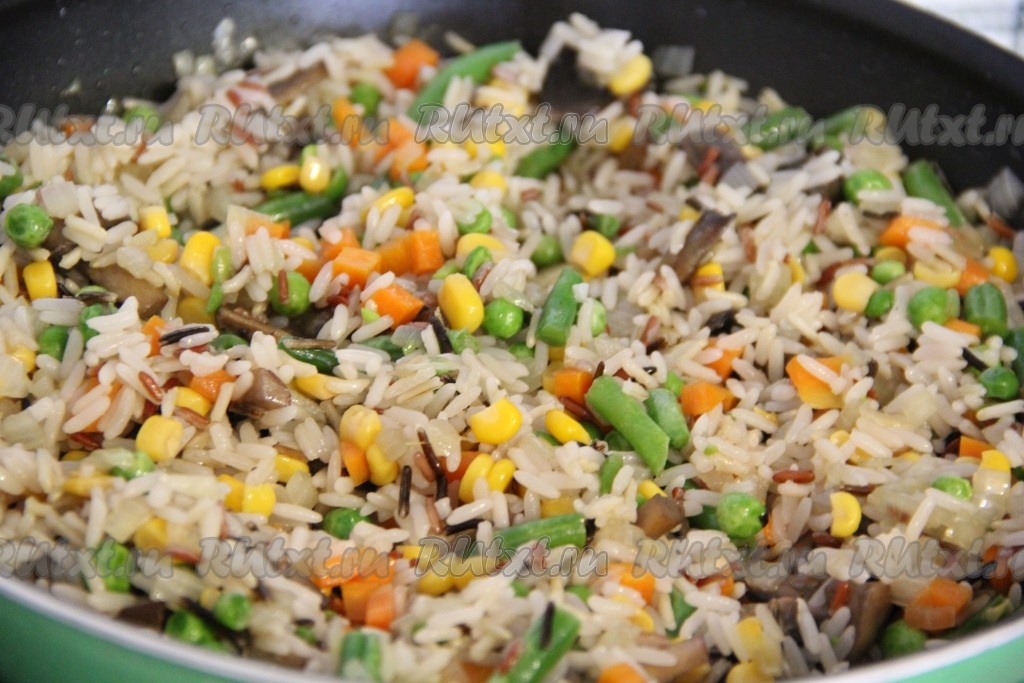 Рис с грибами в сковороде