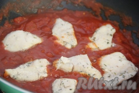 Переложить обжаренное филе в томатный соус.