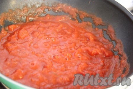 Поставить сковороду на огонь и довести до кипения. Тушить томатную смесь в течение 2-3 минут, посолить по вкусу (если нужно).
