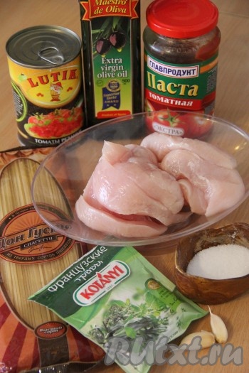 Подготовить продукты для приготовления куриной грудки с помидорами на сковороде.