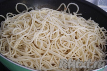 Добавить спагетти в сковороду к помидорам и куриной грудке, хорошо перемешать. 