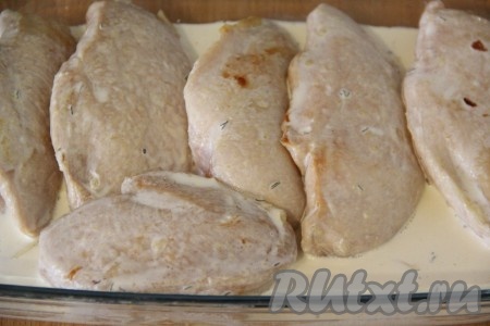 Полить филе куриной грудки смесью сливок, специй и чеснока.