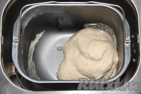 Контролировать формирование колобка (если нужно, добавьте муку). Тесто должно хорошо отходить от стенок ведёрка. Если замес делать вручную: в глубокую миску влить опару, растопленное масло, добавить соль, оставшуюся муку, замесить мягкое и нежное тесто, накрыть тесто полотенцем и оставить в тёплом месте на 1,5 часа. 