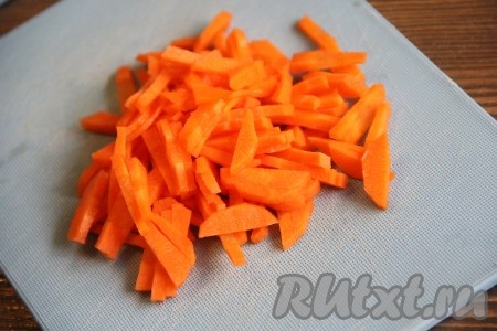  Морковку почистить и нарезать брусочками. 