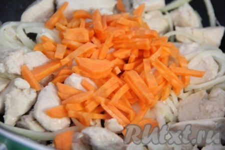 Добавить морковь в сковороду, хорошо перемешать и жарить, иногда помешивая, минут 5.