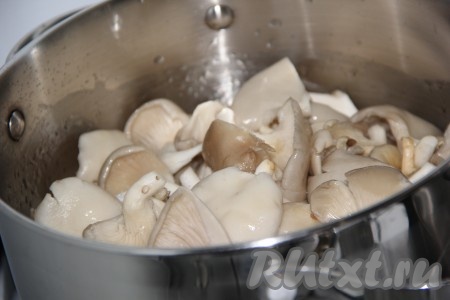 Выложить грибы в кипящий маринад. 