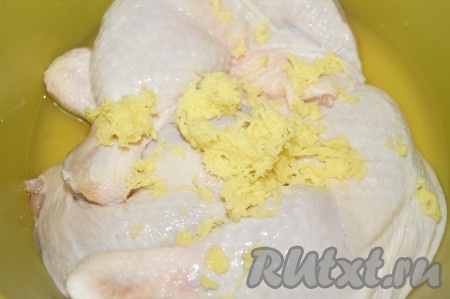 Порционные кусочки курицы хорошенько вымыть, обсушить бумажным полотенцем, выложить в миску. Добавить к куриному мясу чеснок, пропущенный через пресс (или очищенный имбирь, натёртый на мелкой тёрке).