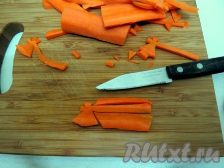 Сырую морковь нарезаем вдоль на пласты. Затем вырезаем топорик.