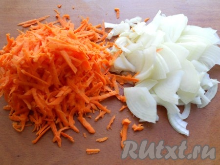 Лук нарезать тонкими перьями или четвертинами, морковь натереть на крупной терке.
