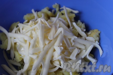 К картофелю и сметане добавить часть натертого сыра.
