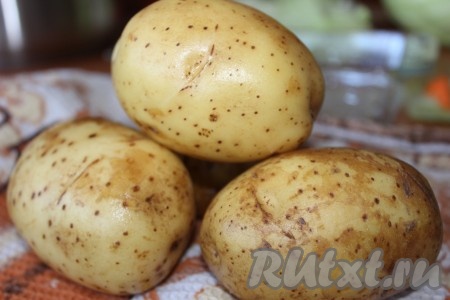 Картофель тщательно вымыть под проточной водой, обсушить. Очищать картошку не надо.
