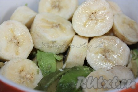 Очистить авокадо (косточку удалить) и банан, крупно нарезать.
