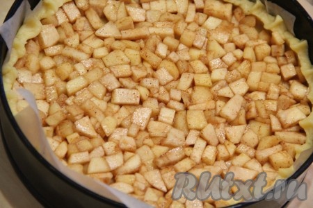 Выложить яблочную начинку на тесто и разровнять.