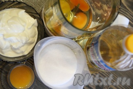 В чашу блендера поместить яйца с сахаром. Из мандарина или апельсина выдавить сок.