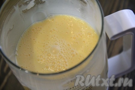 Взбить на высокой скорости яйца с сахаром. Затем добавить масло растительное и сок мандарина. Ещё раз хорошо взбить.