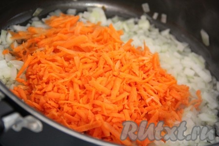 Морковь почистить и натереть на крупной тёрке. Добавить морковь к луку и обжарить, периодически помешивая, в течение 5 минут. Кстати, некоторые готовят без добавления моркови, тут на любителя. Мне нравится и цвет, и вкус моркови в этом блюде. 