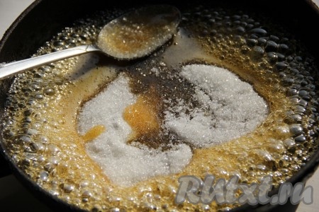 Отдельно смешать мед, сахар и лимонный сок. Отправить на огонь и варить 1-2 минуты до растворения. Смотрите, чтобы сахар и мед не подгорели, иначе они будут горчить.
