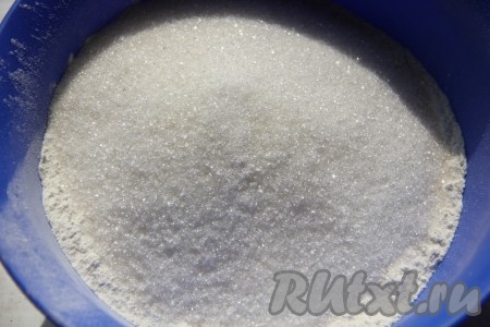Отдельно в миске смешать сухие ингредиенты: муку, сахар, разрыхлитель, ванильный сахар и соль.
