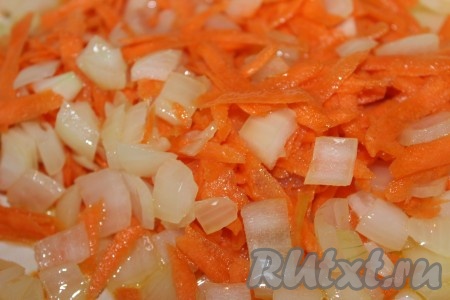 В сковороде разогреть растительное масло, выложить нарезанный лук и обжарить его на среднем огне, периодически помешивая, в течение 3-5 минут. Затем добавить натёртую морковь, жарить 3-5 минут, иногда помешивая.