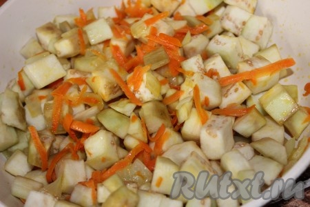 К луку и моркови добавить баклажаны. Тушить овощи 5 минут на среднем огне, не забывая иногда перемешивать.