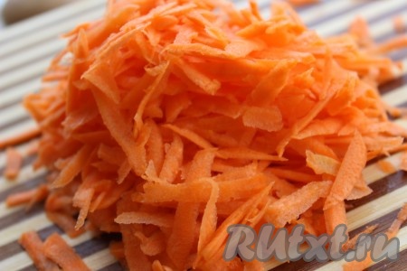 Морковь почистить, вымыть и натереть на крупной тёрке.