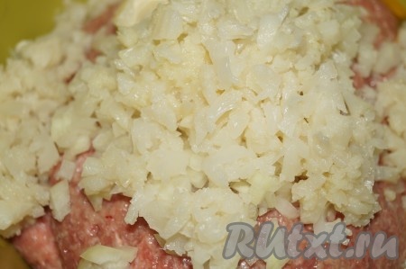Далее добавить мелко нарезанную цветную капусту, соль и специи.
