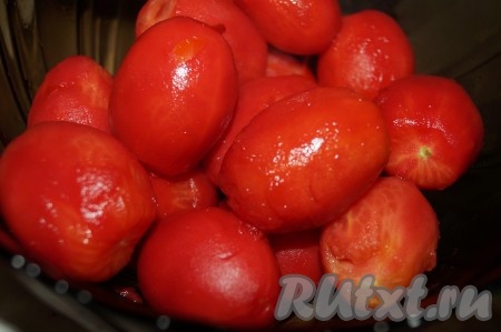 Затем залить помидоры крутым кипятком, подержать минут 10-15, затем вынуть из воды и снять с них кожицу.

