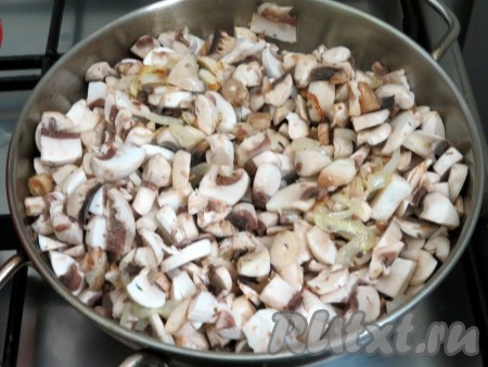К луку добавляем грибы и продолжаем обжаривать вместе до мягкости грибов, минут 7-8, не забывая иногда помешивать. Затем даём остыть смеси грибов и лука.
