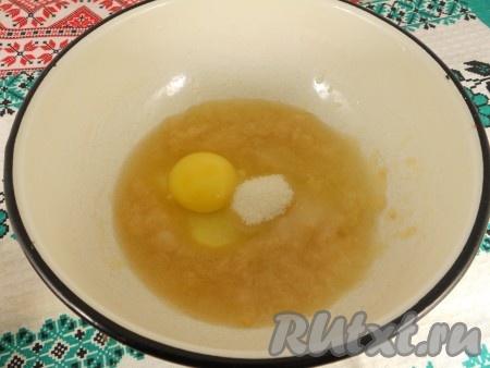 Удалить семена и натереть груши на мелкой терке, добавить яйцо, сахар и хорошо взбить венчиком.
