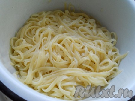 Отварить спагетти в кипящей подсоленной воде 4-5 минут или по инструкции на упаковке.