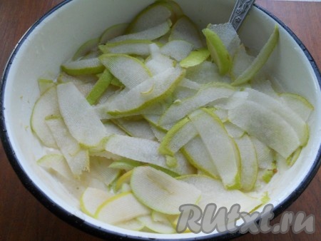 Яблоки и груши нарезать тонкими слайсами с помощью овощечистки.