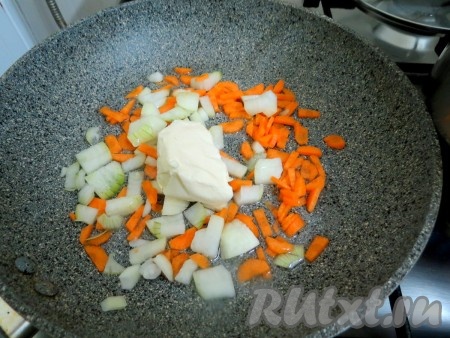1 морковь и 1 луковицу мелко нарезаем. На смеси сливочного и растительных масел обжариваем на небольшом огне нарезанные морковь и лук, где-то 5 минут, периодически помешивая.
