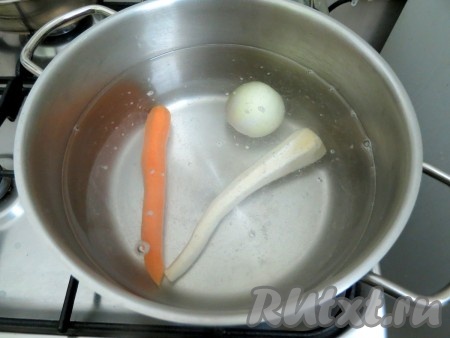 Приготовим сначала овощной бульон. В кастрюлю наливаем воду, в которую отправляем 1 морковь, 1 луковицу и корень петрушки, доводим до кипения, огонь уменьшаем, солим бульон и варим в течение 30 минут. Когда овощной бульон сварится, из бульона вынимаем лук, корень петрушки и морковь, сваренные овощи нам в дальнейшем не понадобятся.
