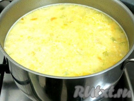 Молоко перемешанное со сметаной, сразу за обжаренными овощами отправляем в суп и размешиваем.
