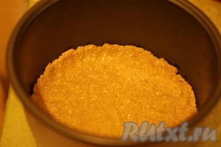 Выложить в смазанную маслом форму основу пирога, формируя бортики. 