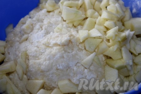 Замесить тесто сначала вилкой, затем руками. По желанию можно добавить в тесто очищенное от семян и кожицы, нарезанное маленькими кубиками яблоко и аккуратно перемешать.
